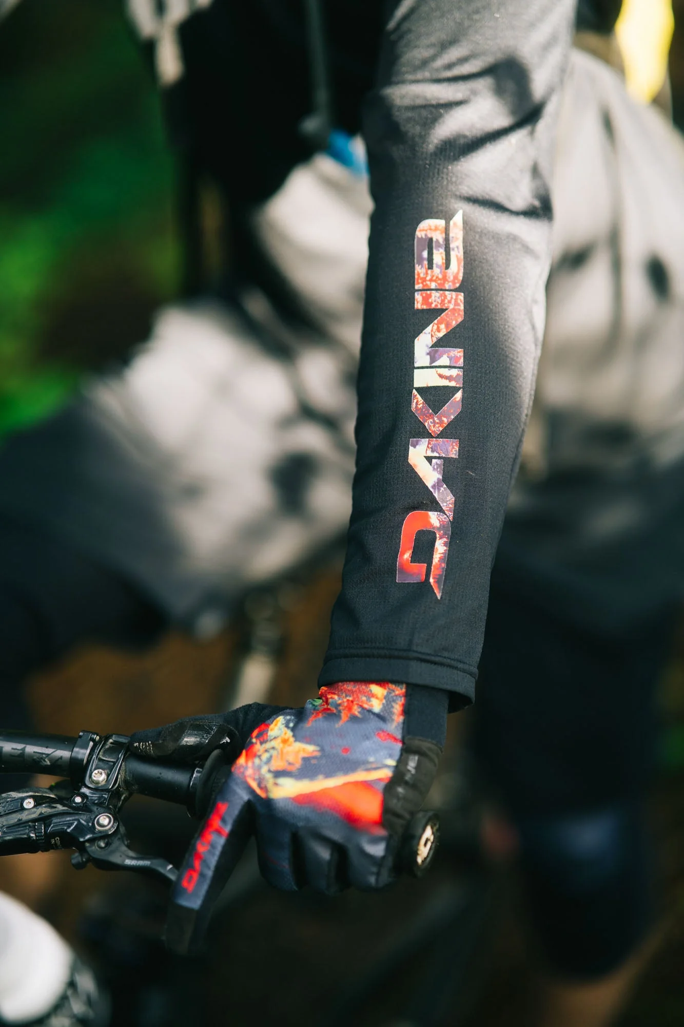Syncline Long Sleeve Bike Jersey - Image 13